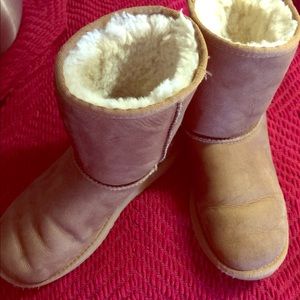Girls UGG Classic Boot ll